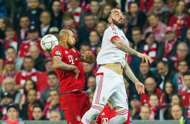 Dienstag 05.04.2016, CL, UEFA Champions League, Saison 2015 2016, Viertelfinale, Hinspiel in Muenchen, FC Bayern Muenchen - Benfica Lissabon, v-l Arturo Erasmo Vidal (FC Bayern 23) Kostas Mitroglou (Benfica Lissabon 11) DeFodi507
