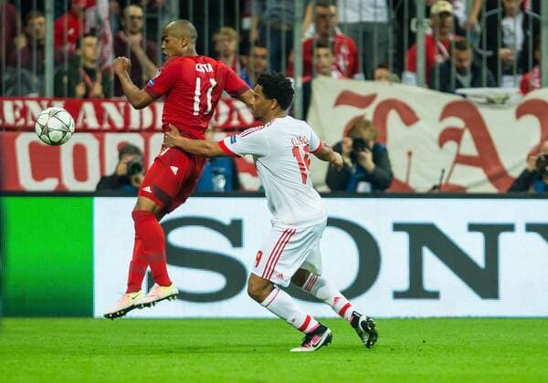 Dienstag 05.04.2016, CL, UEFA Champions League, Saison 2015 2016, Viertelfinale, Hinspiel in Muenchen, FC Bayern Muenchen - Benfica Lissabon, v-l Douglas Costa de Souza (FC Bayern 11) Eliseu (Benfica Lissabon 19) DeFodi507