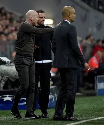 Fußball, Champions League, Viertelfinale, FC Bayern München - Benfica Lissabon 05.04.2016, xjhx, Fussball Champions League, FC Bayern Muenchen - Benfica Lissabon, emspor, v.l. Matthias Sammer Vorstand, Sportmanager, Vorstand für Lizenzspielerangelegenheiten FC Bayern Muenchen) gibt Anweisungen, gestikuliert, mit den Armen gestikulieren gives instructions, gesticulate, gesticolando zu Vierter Offizieller 4. Schiedsrichter Fourth offical Radoslaw Siejka (Polen), Josep Pep Guardiola (Trainer FC Bayern Muenchen)