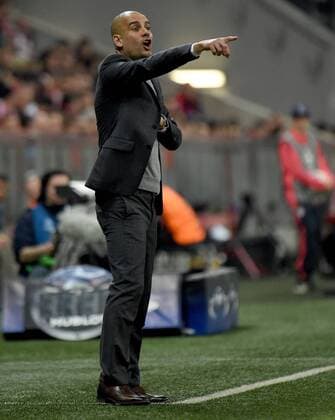 Fußball, Champions League, Viertelfinale, FC Bayern München - Benfica Lissabon 05.04.2016, xjhx, Fussball Champions League, FC Bayern Muenchen - Benfica Lissabon, emspor, v.l. Josep Pep Guardiola (Trainer FC Bayern Muenchen) gibt Anweisungen, gestikuliert, mit den Armen gestikulieren gives instructions, gesticulate, gesticolando.