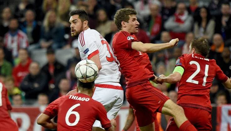 Fußball, Champions League, Viertelfinale, FC Bayern München - Benfica Lissabon 05.04.2016, xjhx, Fussball Champions League, FC Bayern Muenchen - Benfica Lissabon, emspor, v.l. Thiago Alcantara (FC Bayern Muenchen), Jardel (Benfica Lissabon), Thomas Mueller (FC Bayern Muenchen) Kopfball, Kopfballduell