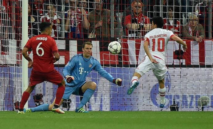 Fußball, Champions League, Viertelfinale, FC Bayern München - Benfica Lissabon 05.04.2016, xjhx, Fussball Champions League, FC Bayern Muenchen - Benfica Lissabon, emspor, v.l. Thiago Alcantara (FC Bayern Muenchen), Manuel Neuer (FC Bayern Muenchen), Nicolas Gaitan (Benfica Lissabon)