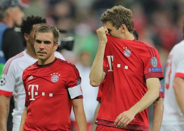 Philipp Lahm (FCB 21) Thomas MUELLER, MÜLLER, FCB 25 Emotionen, enttaeuscht, Enttaeuschung, Frust, frustriert, Trauer ,traurig, verzweifelt, Verzweiflung FC BAYERN MUENCHEN - BENFICA LISSABON Quarterfinal, Football UEFA Champions League, Munich, 05.04.2016 CL Saison 2015 2016