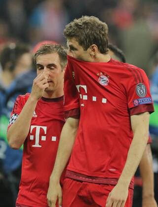 Philipp Lahm (FCB 21) Thomas MUELLER, MÜLLER, FCB 25 Emotionen, enttaeuscht, Enttaeuschung, Frust, frustriert, Trauer ,traurig, verzweifelt, Verzweiflung FC BAYERN MUENCHEN - BENFICA LISSABON Quarterfinal, Football UEFA Champions League, Munich, 05.04.2016 CL Saison 2015 2016