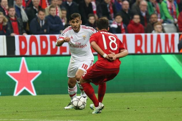 05.04.2016, xjfx, Fussball Champions League, FC Bayern Muenchen - Benfica Lissabon, emspor, v.l. Eduardo Salvio (Benfica Lissabon),Juan Bernat (FC Bayern Muenchen),Zweikampf, Action, Aktion, Battles for the Ball