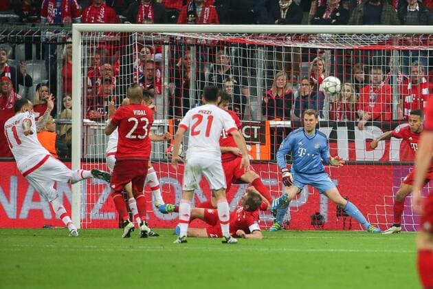 Dienstag 05.04.2016, CL, UEFA Champions League, Saison 2015 2016, Viertelfinale, Hinspiel in Muenchen, FC Bayern Muenchen - Benfica Lissabon, Philipp Lahm ( 21, Bayern Muenchen) (am Boden) wirft sich in einen Schuss von Konstantinos Mitroglou ( 11, Lissabon) li. DeFodi501