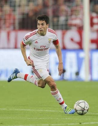 Nicolas GAITAN, Liss 10 Einzelaktion mit Ball, Ganzfigur, Freisteller, Einzelbild, Hochformat, Aktion, Ganzkörper, Einzelaufnahmen, Action Ballannahme, Ballbehandlung FC BAYERN MUENCHEN - BENFICA LISSABON 1-0 Quarterfinal, Football UEFA Champions League, Munich, 05.04.2016 CL Saison 2015 2016