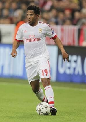 ELISEU, Liss 19 Einzelaktion mit Ball, Ganzfigur, Freisteller, Einzelbild, Hochformat, Aktion, Ganzkörper, Einzelaufnahmen, Action Ballannahme, Ballbehandlung FC BAYERN MUENCHEN - BENFICA LISSABON 1-0 Quarterfinal, Football UEFA Champions League, Munich, 05.04.2016 CL Saison 2015 2016