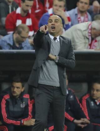 Trainer Cheftrainer Pep GUARDIOLA (FCB) gestikuliert und gibt Anweisungen, Aktion, Einzelbild, Gestik, Geste, Handbewegung, zeigen, deuten Halbfigur, Freisteller , Aktion, Einzelbild, Portrait, Porträt, FC BAYERN MUENCHEN - BENFICA LISSABON 1-0 Quarterfinal, Football UEFA Champions League, Munich, 05.04.2016 CL Saison 2015 2016