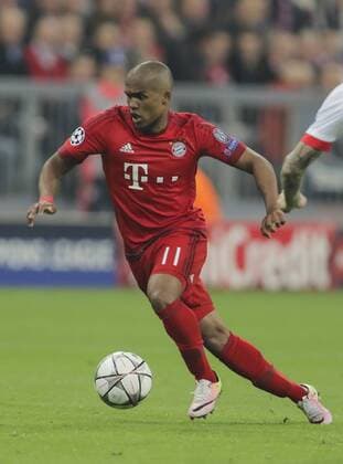 Douglas COSTA, FCB 11 Einzelaktion mit Ball, Ganzfigur, Freisteller, Einzelbild, Hochformat, Aktion, Ganzkörper, Einzelaufnahmen, Action Ballannahme, Ballbehandlung FC BAYERN MUENCHEN - BENFICA LISSABON 1-0 Quarterfinal, Football UEFA Champions League, Munich, 05.04.2016 CL Saison 2015 2016