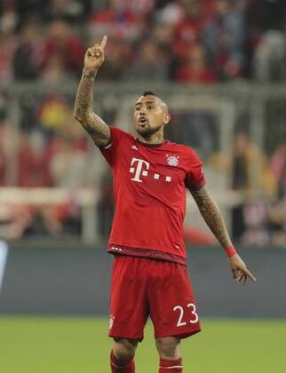 Arturo VIDAL, FCB 23 gestikuliert und gibt Anweisungen, Aktion, Einzelbild, Gestik, Geste, Handbewegung, zeigen, deuten Halbfigur, Freisteller , Aktion, Einzelbild, Portrait, Porträt, FC BAYERN MUENCHEN - BENFICA LISSABON 1-0 Quarterfinal, Football UEFA Champions League, Munich, 05.04.2016 CL Saison 2015 2016
