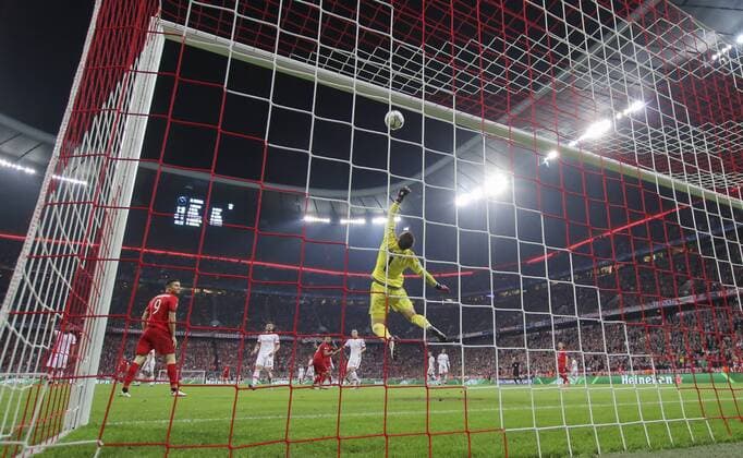 EDERSON, Liss 1 wehrt den Ball ab, fängt, fangen, festhalten, Aktion, Einzelbild, Freisteller, Reaktion, Faustabwehr, Fausten Hintertorkamera, Tor, Tornetz, Stadion Innenansicht, Froschperspektive, FC BAYERN MUENCHEN - BENFICA LISSABON 1-0 Quarterfinal, Football UEFA Champions League, Munich, 05.04.2016 CL Saison 2015 2016