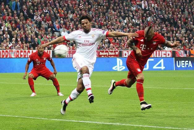 Fussball, Champions League, 2015 2016, Herren, Achtelfinale, Rückspiel, 05.04.2016, FC Bayern München - Benfica Lissabon v.l. Aktion, Tor zum 1-0, im Hintergrund, dahinter, hinten, Douglas Costa, FC Bayern München, Eliseu Pereira dos Santos , Benfica Lissabon, Torschuetze Arturo Vidal, FC Bayern München,