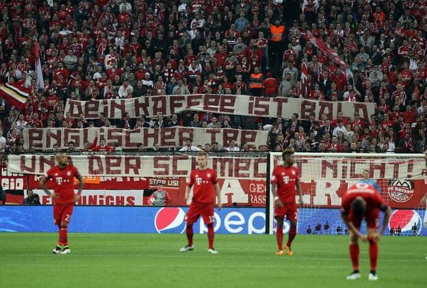 Fussball, Champions League, 2015 2016, Herren, Achtelfinale, Rückspiel, 05.04.2016, FC Bayern München - Benfica Lissabon v.l. Spruchband, Kaffee ist bald englischher Tee, Trainer Pep Guardiola, FC Bayern München,