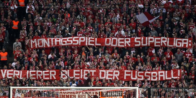 Fussball, Champions League, 2015 2016, Herren, Achtelfinale, Rückspiel, 05.04.2016, FC Bayern München - Benfica Lissabon v.l. Spruchband, Fans, Zuschauer, FC Bayern München, gegen montagspiel und superliga,