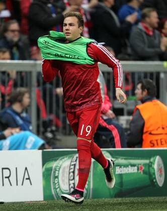 Fussball, Champions League, 2015 2016, Herren, Achtelfinale, Rückspiel, 05.04.2016, FC Bayern München - Benfica Lissabon v.l. Mario Götze, FC Bayern München, beim aufwärmen, warmlauten,