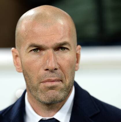 v.li.: Trainer, Coach, Entrenador, Zinedine ZIDANE (Real Madrid) Einzelbild, imagen individual, Aktion, Action Porträt, Portrait enttäuscht schauend, Enttäuschung, Frustration, disappointed, pessimistisch, decepcionado, Fussball, UEFA Champions League, VfL Wolfsburg - Real Madrid, xslx