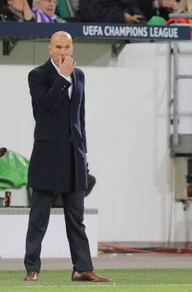 Zinedine ZIDANE, Trainer Real Madrid Emotionen, enttaeuscht, Enttaeuschung, Frust, frustriert, Trauer ,traurig, verzweifelt, Verzweiflung VFL WOLFSBURG - REAL MADRID Quarterfinal, Football UEFA Champions League, Wolfsburg, 06.04.2016 CL Saison 2015 2016