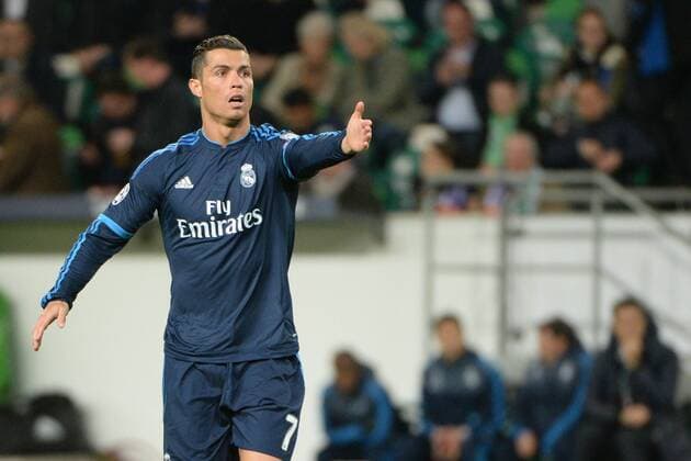 v.li.: Cristiano RONALDO (Real Madrid, CR7, 7) reklamiert, beschweren, meckern, pessimistisch, Action, Aktion Freisteller, Einzelbild, Aktion, Action, Fussball, UEFA Champions League, VfL Wolfsburg - Real Madrid, xslx