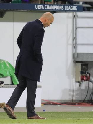 Zinedine ZIDANE, Trainer Real Madrid Emotionen, enttaeuscht, Enttaeuschung, Frust, frustriert, Trauer ,traurig, verzweifelt, Verzweiflung VFL WOLFSBURG - REAL MADRID Quarterfinal, Football UEFA Champions League, Wolfsburg, 06.04.2016 CL Saison 2015 2016