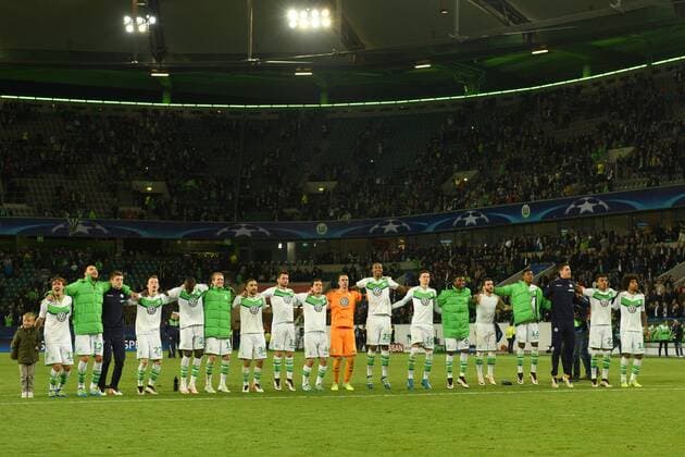 v.li.: Wolfsburger Spieler bedanken sich bei den Fans, bedanken, agradecer, Dank, Feiern, optimistisch, optimista, Fussball, UEFA Champions League, VfL Wolfsburg - Real Madrid, xslx