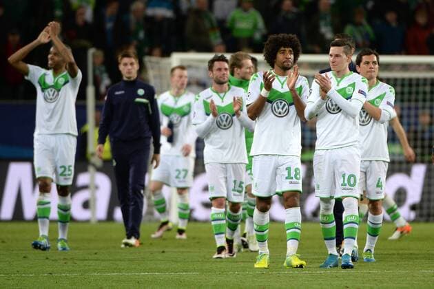 v.li.: Wolfsburger Spieler bedanken sich bei den Fans, bedanken, agradecer, Dank, Feiern, optimistisch, optimista, Fussball, UEFA Champions League, VfL Wolfsburg - Real Madrid, xslx