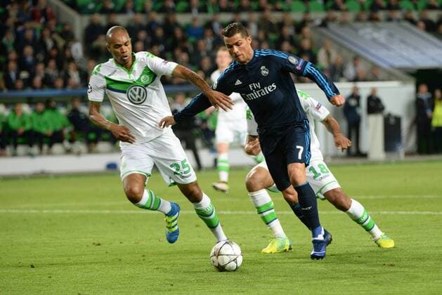 v.li.: NALDO (VfL Wolfsburg, 25) Cristiano RONALDO (Real Madrid, CR7, 7) im Zweikampf, Duell, duel, duelo, tackle, Dynamik, Action, Aktion, Fussball, UEFA Champions League, VfL Wolfsburg - Real Madrid, xslx