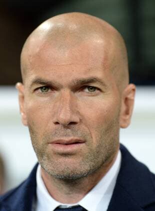 v.li.: Trainer, Coach, Entrenador, Zinedine ZIDANE (Real Madrid) enttäuscht schauend, Enttäuschung, Frustration, disappointed, pessimistisch, decepcionado, Einzelbild, imagen individual, Aktion, Action Porträt, Portrait, Fussball, UEFA Champions League, VfL Wolfsburg - Real Madrid, xslx