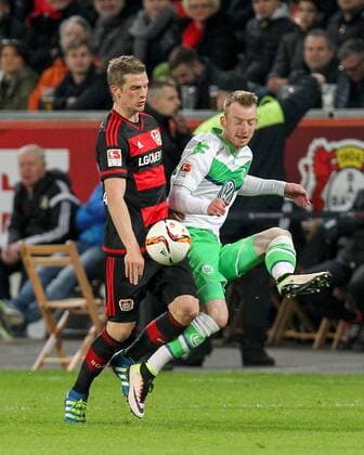 Leverkusen Lars Bender ( 8, Bayer 04 Leverkusen) mit Maximilian Arnold ( 27, VfL Wolfsburg), Bayer 04 Leverkusen vs. VfL Wolfsburg, Fussball, 1. Bundesliga, 01.04.2016, Copyright: Deutzmann Eibner-Pressefoto EP_CDN