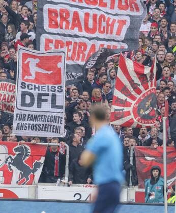 Fans demonstrieren gegen Montagsspiele, Demo, Aufstand, Fanaufstand gegen DFL, Fussballfans, supporters, spectators, Zuschauer, Jacke, Kutte, Weste, Fankurve VFB STUTTGART - FC BAYERN MUENCHEN 1-3 Fussball 1.Bundesliga Herren, Stuttgart am 09.04.2016, Saison 2015 2016, FCB, 29.Spieltag