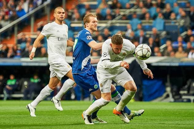 v.li.: Kepler Lima Pepe (Pepe, Real, 3), Andre Schürrle (Wolfsburg, 17), Sergio Ramos (Real, 4), Zweikampf, Duell, duel, tackle, Dynamik, Action, Aktion, xjgx