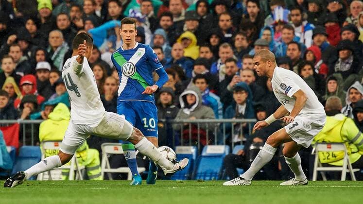 v.li.: Carlos Henrique Casemiro (Real, 14), Julian Draxler (Wolfsburg, 10), Kepler Lima Pepe (Pepe, Real, 3), Zweikampf, Duell, duel, tackle, Dynamik, Action, Aktion, xjgx