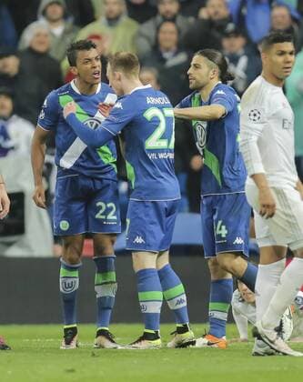Luiz GUSTAVO, WOB 22 Maximilian ARNOLD, WOB 27 Aggression, aggressiv, Verhalten, Emotion, unsportlich, Emotionen, Gefuehle, Reaktion, Wut, wuetend, schrei, Wutausbruch, Aktion REAL MADRID - VFL WOLFSBURG 3-0 Quarterfinal, Football UEFA Champions League, Wolfsburg, 12.04.2016 CL Saison 2015 2016