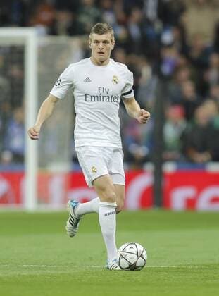 Toni KROOS, Real Madrid 8 Einzelaktion mit Ball, Ganzfigur, Freisteller, Einzelbild, Hochformat, Aktion, Ganzkörper, Einzelaufnahmen, Action Ballannahme, Ballbehandlung REAL MADRID - VFL WOLFSBURG 3-0 Quarterfinal, Football UEFA Champions League, Wolfsburg, 12.04.2016 CL Saison 2015 2016