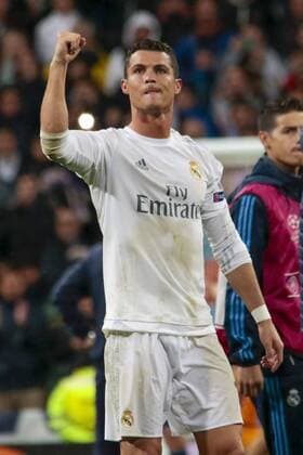Fußball, Bundesliga, UEFA Champions League, Real Madrid - VfL Wolfsburg; Cristiano Ronaldo (CR7, Real Madrid, 7) bedankt sich bei Fans, Dank, bedanken, feiern, Jubel nach dem Spiel, Jubel über den Sieg, Freude, Emotion, Jubel. xtgx