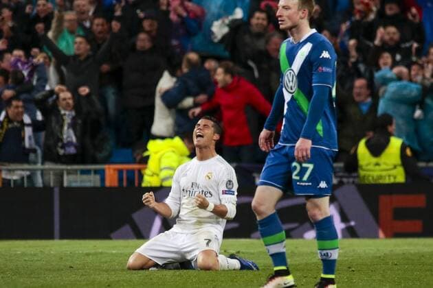 Fußball, Bundesliga, UEFA Champions League, Real Madrid - VfL Wolfsburg; Cristiano Ronaldo (CR7, Real Madrid, 7) Jubel nach dem Spiel, Jubel über den Sieg, Freude, Emotion, Jubel, Maximilian Arnold (Wolfsburg, 27) enttäuscht, frustriert, niedergeschlagen Enttäuschung, Frust, disappointed. xtgx