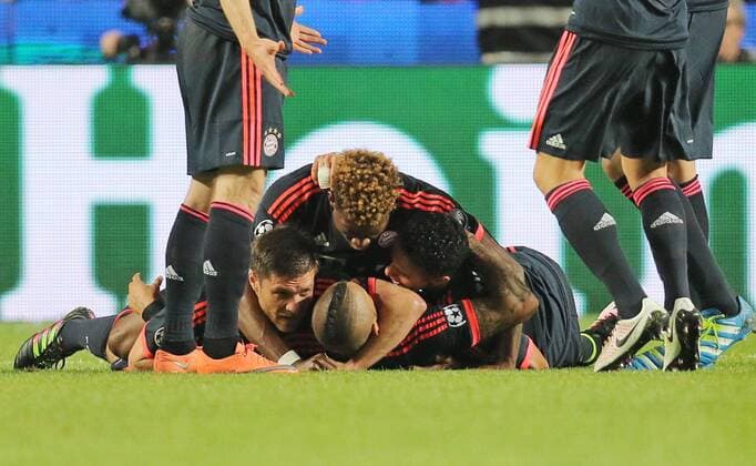 Bilder des Tages - SPORT Arturo VIDAL, FCB 23 Torjubel, Jubel nach dem Tor zum 1-1 Jubel, Freude, Emotionen, Feiern, Lachen, jubelt, freuen, reisst die Arme hoch, ballt die Faust BENFICA LISSABON - FC BAYERN MUENCHEN Quarterfinal, Football UEFA Champions League, Lissabon, 13.04.2016 CL Saison 2015 2016