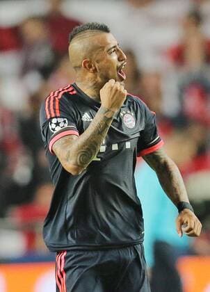 Arturo VIDAL, FCB 23 Torjubel, Jubel nach dem Tor zum 1-1 Jubel, Freude, Emotionen, Feiern, Lachen, jubelt, freuen, reisst die Arme hoch, ballt die Faust BENFICA LISSABON - FC BAYERN MUENCHEN Quarterfinal, Football UEFA Champions League, Lissabon, 13.04.2016 CL Saison 2015 2016