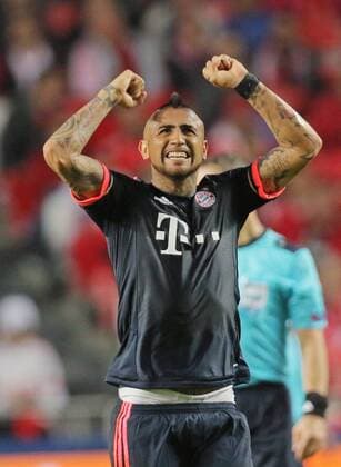 Bilder des Tages - SPORT Arturo VIDAL, FCB 23 Torjubel, Jubel nach dem Tor zum 1-1 Jubel, Freude, Emotionen, Feiern, Lachen, jubelt, freuen, reisst die Arme hoch, ballt die Faust BENFICA LISSABON - FC BAYERN MUENCHEN Quarterfinal, Football UEFA Champions League, Lissabon, 13.04.2016 CL Saison 2015 2016