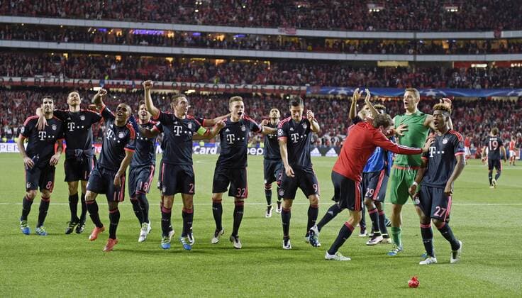 13.04.2016, Fussball Championsleague 2015 2016, Viertelfinale Rückspiel, FC Benfica Lissabon - Bayern München, Schlussjubel der Bayern, Thomas Müller (FC Bayern München), Philipp Lahm (FC Bayern München), Torwart Manuel Neuer (FC Bayern München), David Alaba (FC Bayern München), Joshua Kimmich (FC Bayern München), Douglas Costa (FC Bayern München),