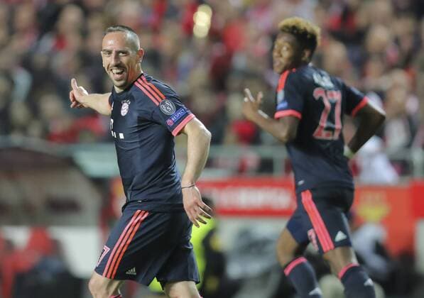 Franck RIBERY, FCB 7 reckt den Daumen hoch, gestikuliert und gibt Anweisungen, Aktion, Einzelbild, Gestik, Geste, Handbewegung lacht, lächelt, lachend, smile, froh, happy ,Jubel, Freude, Emotionen, Feiern, Lachen, jubelt, freuen, reisst die Arme hoch, ballt die Faust BENFICA LISSABON - FC BAYERN MUENCHEN 2-2 Quarterfinal, Football UEFA Champions League, Lissabon, 13.04.2016 Rueckspiel CL Saison 2015 2016