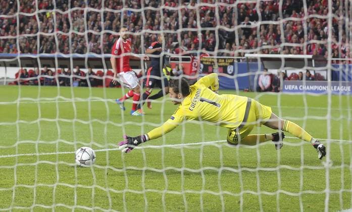 EDERSON, Liss 1 wehrt den Ball ab, fängt, fangen, festhalten, Aktion, Einzelbild, Freisteller, Reaktion, Faustabwehr, Fausten BENFICA LISSABON - FC BAYERN MUENCHEN 2-2 Quarterfinal, Football UEFA Champions League, Lissabon, 13.04.2016 Rueckspiel CL Saison 2015 2016