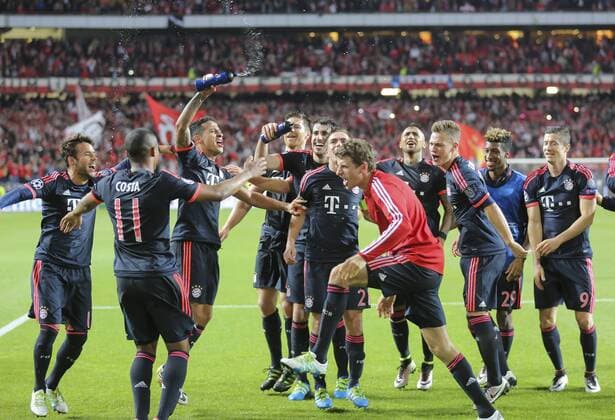 Schlussjubel Thomas MUELLER, MÜLLER, FCB 25 Thiago ALCANTARA, FCB 6 Douglas COSTA, FCB 11 Juan BERNAT, FCB 18 Philipp Lahm (FCB 21) Joshua KIMMICH, FCB 32 Robert LEWANDOWSKI, FCB 9 Mario GOETZE, FCB 19 David ALABA, FCB 27 Javi MARTINEZ, FCB 8 BENFICA LISSABON - FC BAYERN MUENCHEN 2-2 Quarterfinal, Football UEFA Champions League, Lissabon, 13.04.2016 Rueckspiel CL Saison 2015 2016