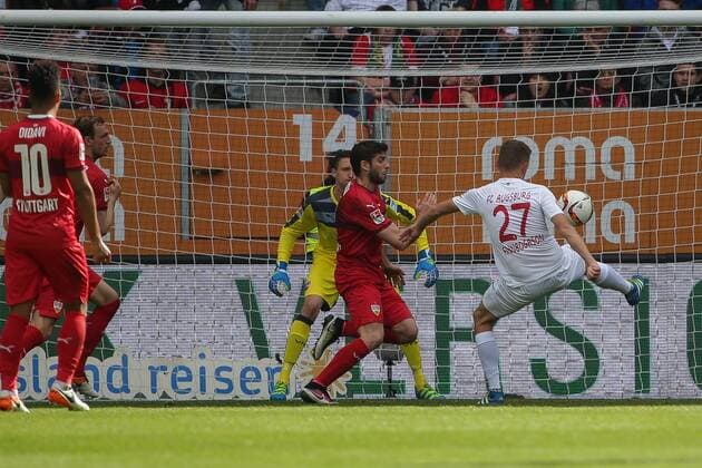 Samstag, 16.04.2016, 1. Bundesliga, Saison 2015 2016, 30. Spieltag in Augsburg, FC Augsburg - VfB Stuttgart, Alfred Finnbogason ( 27, FC Augsburg) re. legt sich den Ball zum 1:0 zu recht. Daniel Didavi ( 10, VFB Stuttgart),Torhueter Przemyslaw Tyton ( 22, VFB Stuttgart) und Emiliano Insua ( 2, VFB Stuttgart) v.l. wollen es verhindern DeFodi501