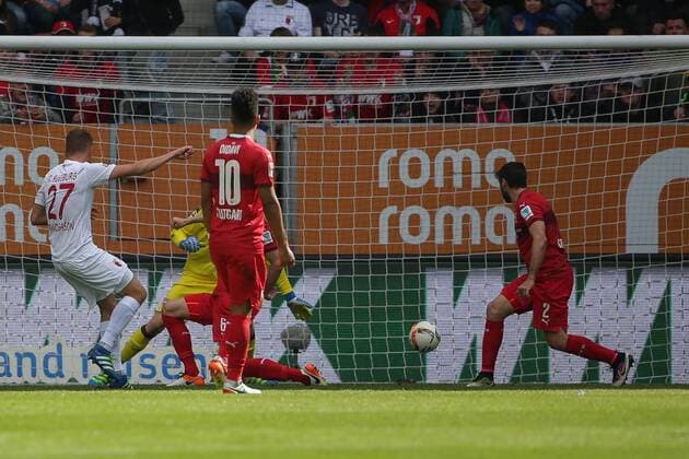 Samstag, 16.04.2016, 1. Bundesliga, Saison 2015 2016, 30. Spieltag in Augsburg, FC Augsburg - VfB Stuttgart, Alfred Finnbogason ( 27, FC Augsburg) li. erzielt das 1:0. Daniel Didavi ( 10, VFB Stuttgart), Georg Niedermeier( 6, VFB Stuttgart) und Emiliano Insua ( 2, VFB Stuttgart) v.l. koennen es nicht verhindern DeFodi501