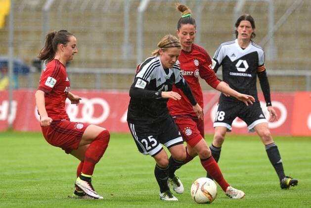 v.li.: Sara Ilonka Däbritz (Sara Daebritz, FC Bayern München, FCB, 33) Saskia Bartusiak (Frankfurt, 25) Raffaella Manieri (FC Bayern München, FCB, 21) Kerstin Garefrekes (Frankfurt, 18) im Zweikampf, Duell, duel, tackle, Dynamik, Action, Aktion, Fussball, Allianz Frauen-Bundesliga, FC Bayern München - 1. FFC Frankfurt, xslx