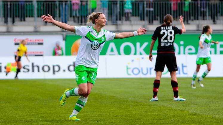 Fußball, Allianz Frauen Bundesliga, VfL Wolfsburg - Bayer 04 Leverkusen; Alexandra Popp (Alex Popp, Wolfsburg, 11) Jubel, Torjubel, Freude, Emotion, Torerfolg, Aktion, action, goal, goal celebration, celebrates, Annike Krahn (Leverkusen, 28) Reklamiert, beschwert sich, beschweren, meckern, schimpfen, protestieren, Aktion, action. xtgx