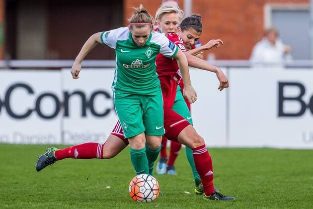 v.li.: Cindy König (Konig, Koenig, SV Werder Bremen, 11) und Claire Savin (SC Sand, 17) im Zweikampf, Duell, duel, tackle, Fussball, Allianz Frauen-Bundesliga, SV Werder Bremen - SC Sand, xdgx