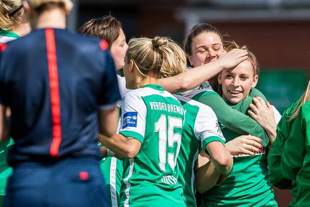 Torschützin Cindy König (Konig, Koenig, SV Werder Bremen, 11) ((rechts im Bild) beim Torjubel, Goal celebration, celebrate the goal, goal celebration, mit ihren Mitspielerinnen, Fussball, Allianz Frauen-Bundesliga, SV Werder Bremen - SC Sand, xdgx