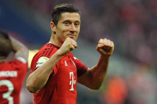 Robert LEWANDOWSKI (Bayern Muenchen),Torjubel,Aktion,Einzelbild, angeschnittenes Einzelmotiv, Halbfigur,halbe Figur, Jubel,Freude,Begeisterung, FC Bayern Muenchen (M)-FC Schalke 04 (GE) 3-0. Fussball,Liga 1,1. Bundesliga,Spieltag30, 30.Spieltag am 16.04.2016. A L L I A N Z A R E N A.